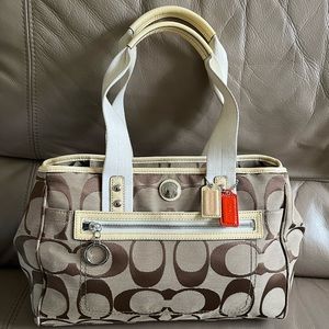 Authentic Coach Daisy Signature Tote bag